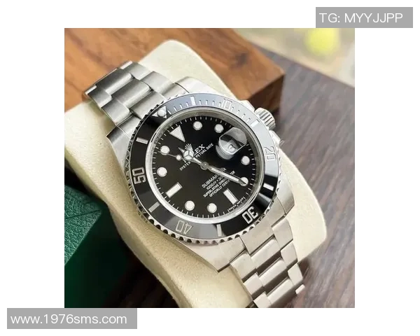 劳力士黑水鬼与足球明星的完美结合展现运动与奢华的魅力 劳力士黑水鬼与足球明星的完美结合展现运动与奢华的魅力